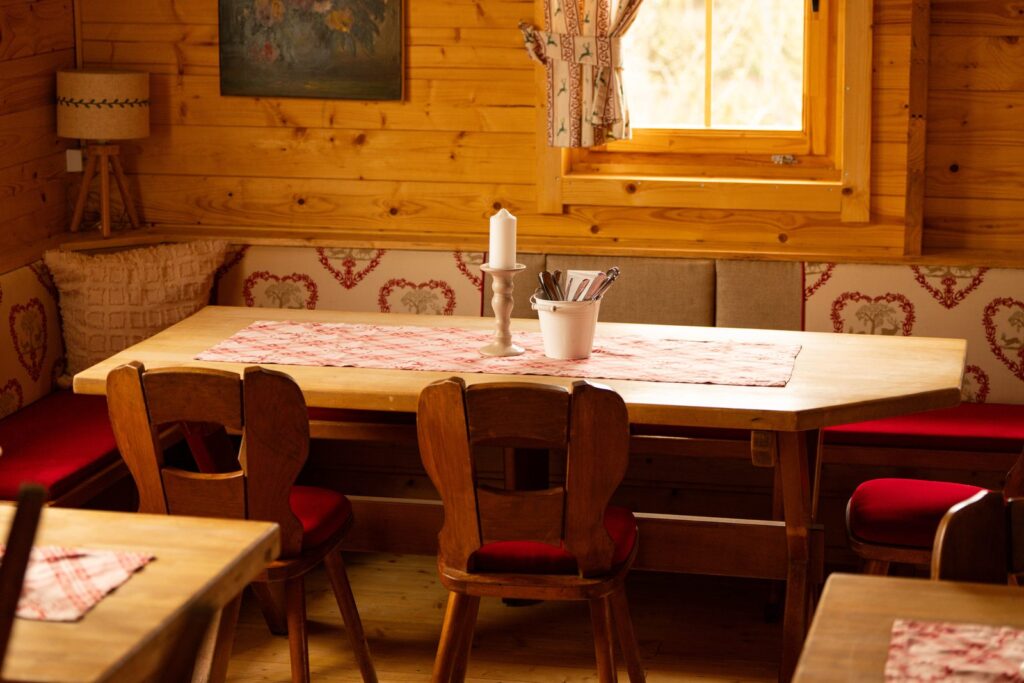 Innenraum der Almhütte