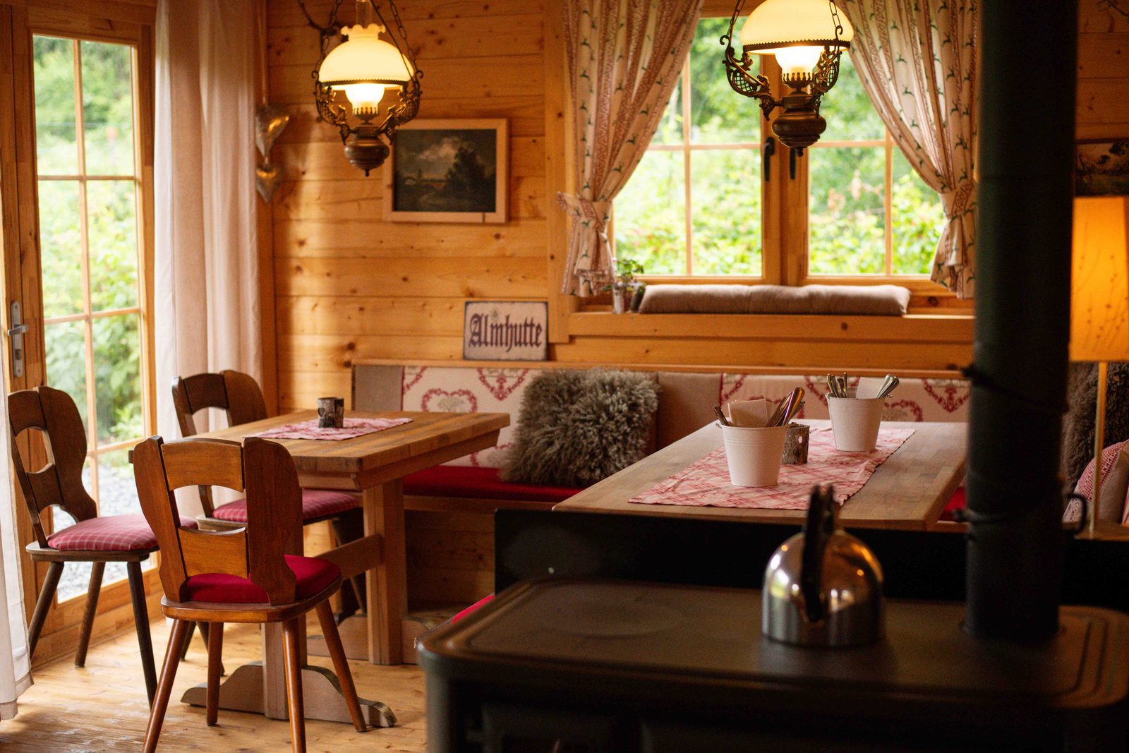 Innenraum der Almhütte